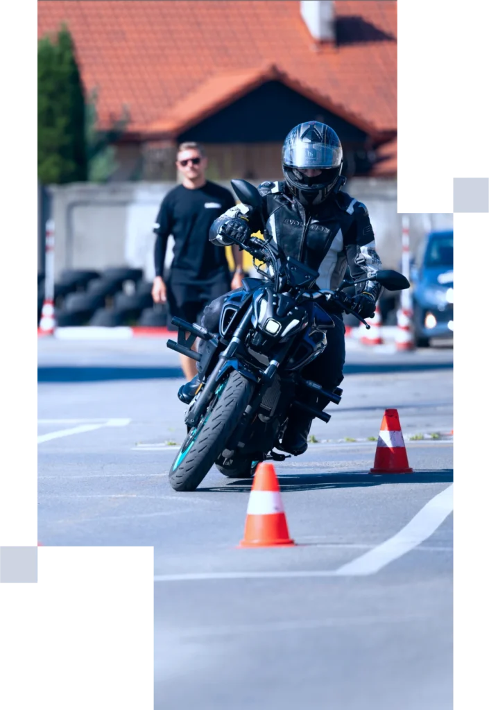 Kursant kategorii A na placu