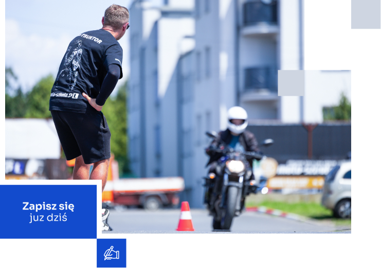 Kursant na motocyklu oraz instruktor stojący na placu manewrowym